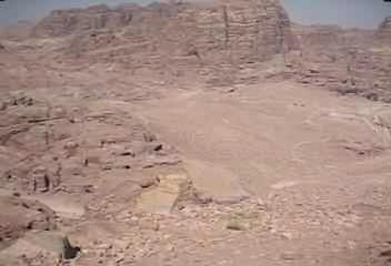 de vrouw die de woestijn invlucht (Petra)